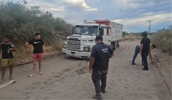 CAMION ENCAJADO CAMINO LAGUNA GRANDE