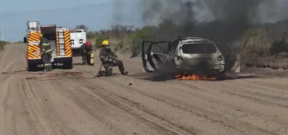 INCENDIO AUTO CAMINO VILLA 7 DE MARZO