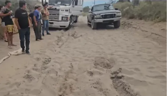 CAMION ENCAJADO CAMINO LAGUNA GRANDE