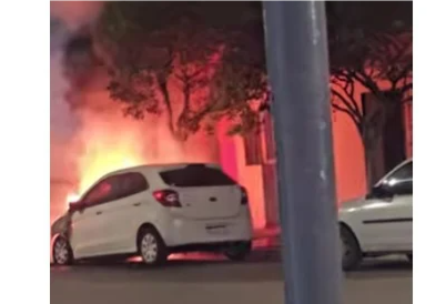 INCENDIO AUTO CALLE COMODORO RIVADAVIA