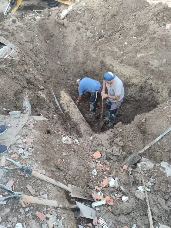 ABSA REPARA CAÑO EN PATAGONES