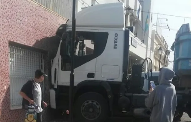 camion frente casa