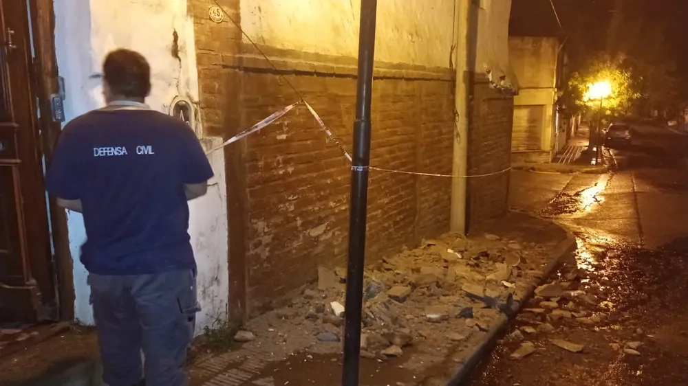 pared caida, defensa civil