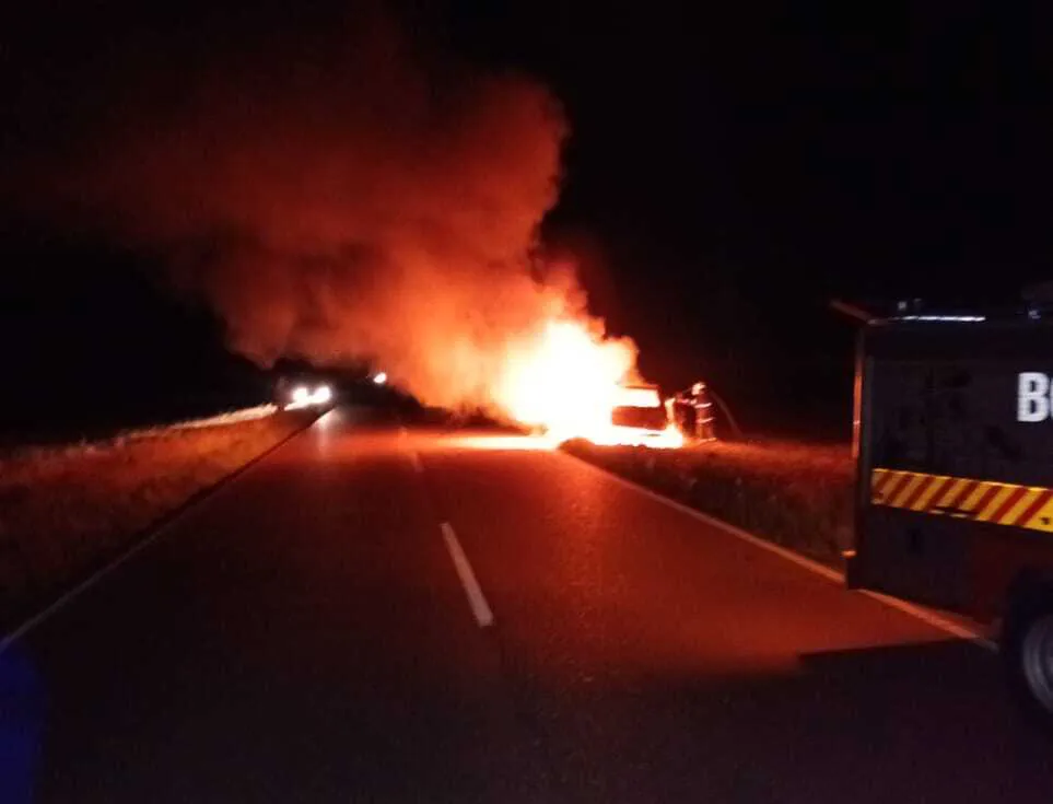 INCENDIO DE CAMIONETA EN LA RUTA 3