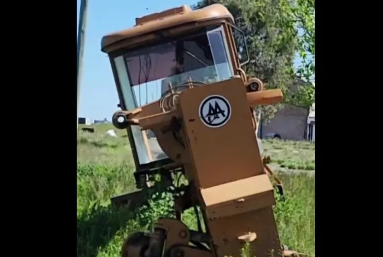 MOTONIVELADORA ABANDONA