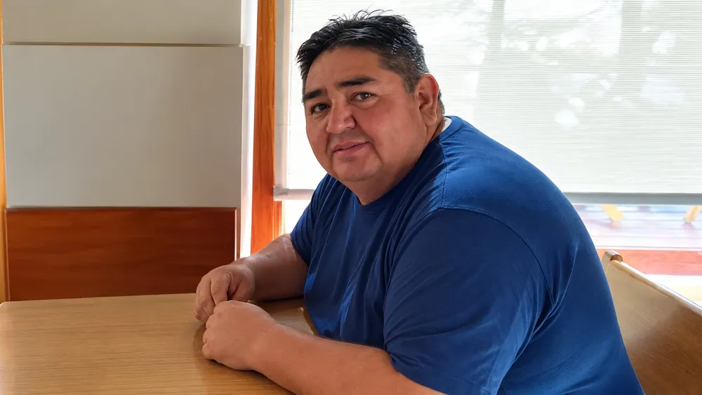 Hombre en café junto a la ventana