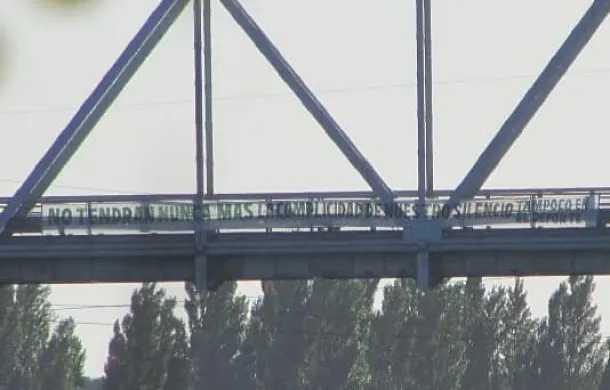puente ferrocarretero regata del rio negro frente verde