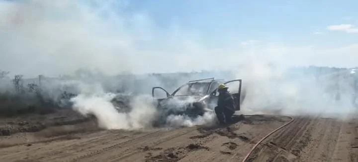 INCENDIO AUTO CAMINO VILLA 7 DE MARZO