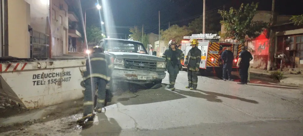 CAMIONETA CHOCA CONTRA UN CONTENEDOR