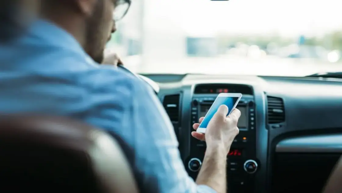 CONDUCTOR MANEJAR CELULAR