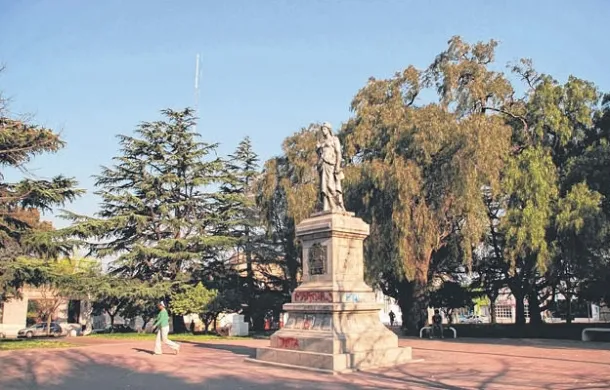 plaza 7 de marzo estatua