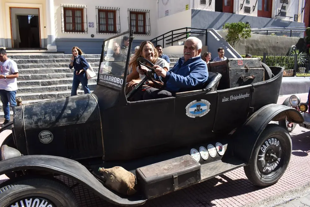 SAMANTHA PRESA RICARDO MARINO AUTO CLASICO