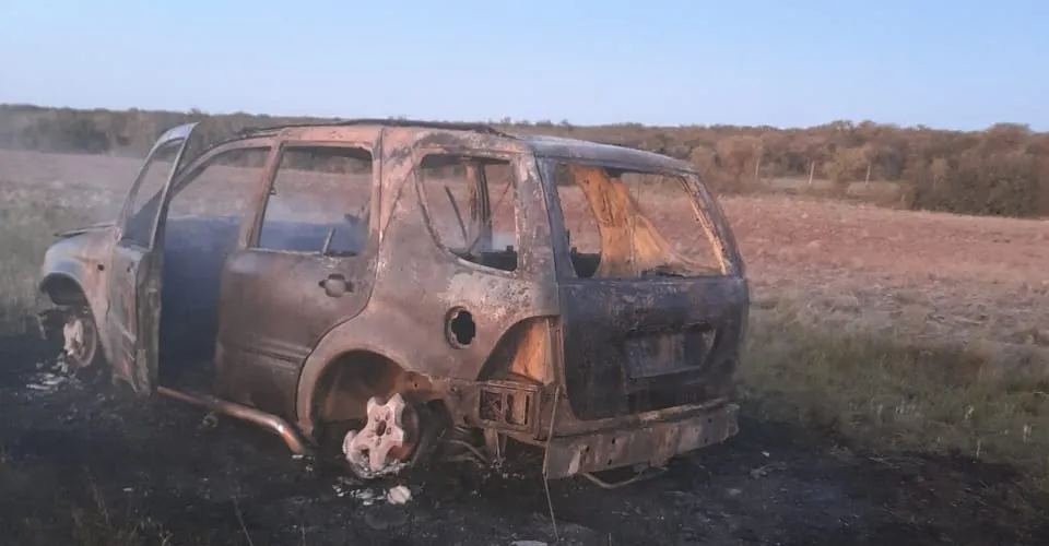 Una-camioneta-Mercedes-Benz-se-incendio-por-completo-en-la-Ruta-3-en-Patagones
