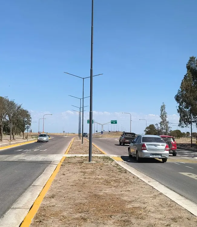 ACCESO CALLE IRIGOYEN PINTURA AMARILLA