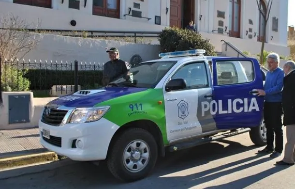policia vial patrullero entrega