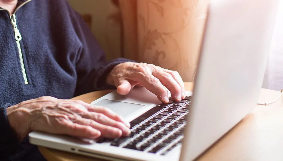PERSONAS MAYORES, COMPUTADORA