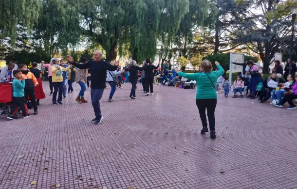 100 plazas del folklore