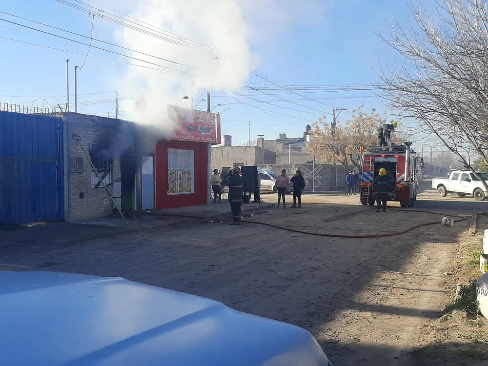INCENDIO EN VILLA LYNCH (gentileza Javier Cambarieri)