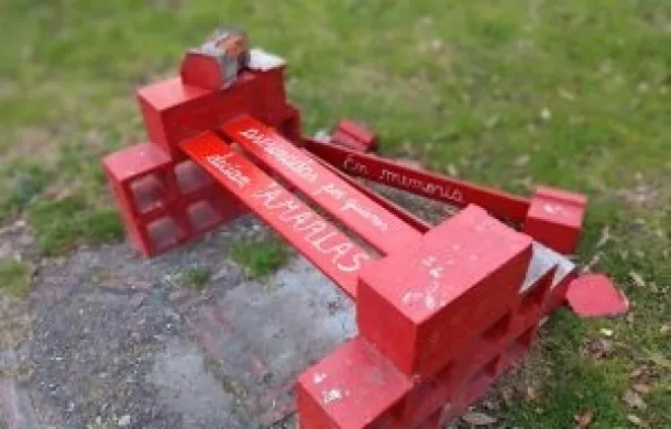 vandalismo banco rojo repudio daño patagones