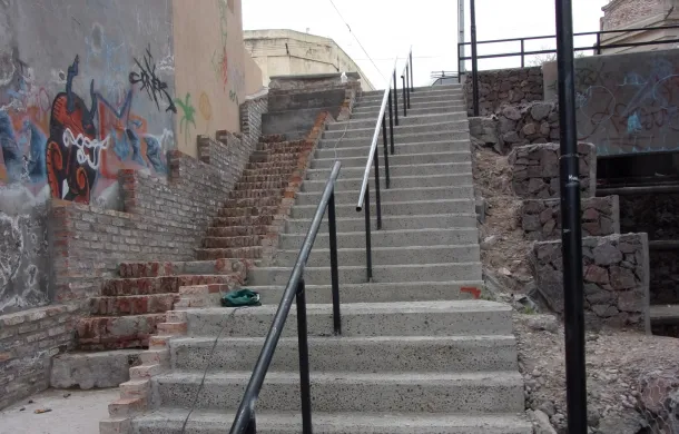 bajada peatonal mitre y fagnano