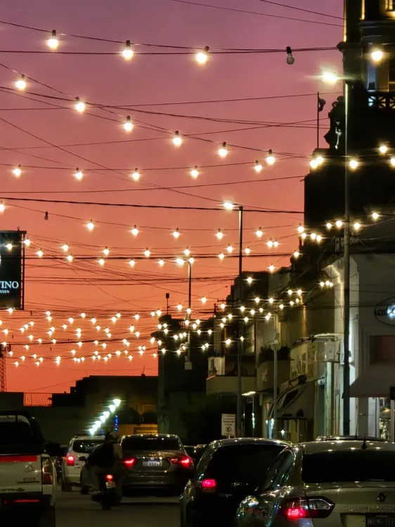 CALLE COMODORO RIVADAVIA, FIESTAS, GUIRNALDAS
