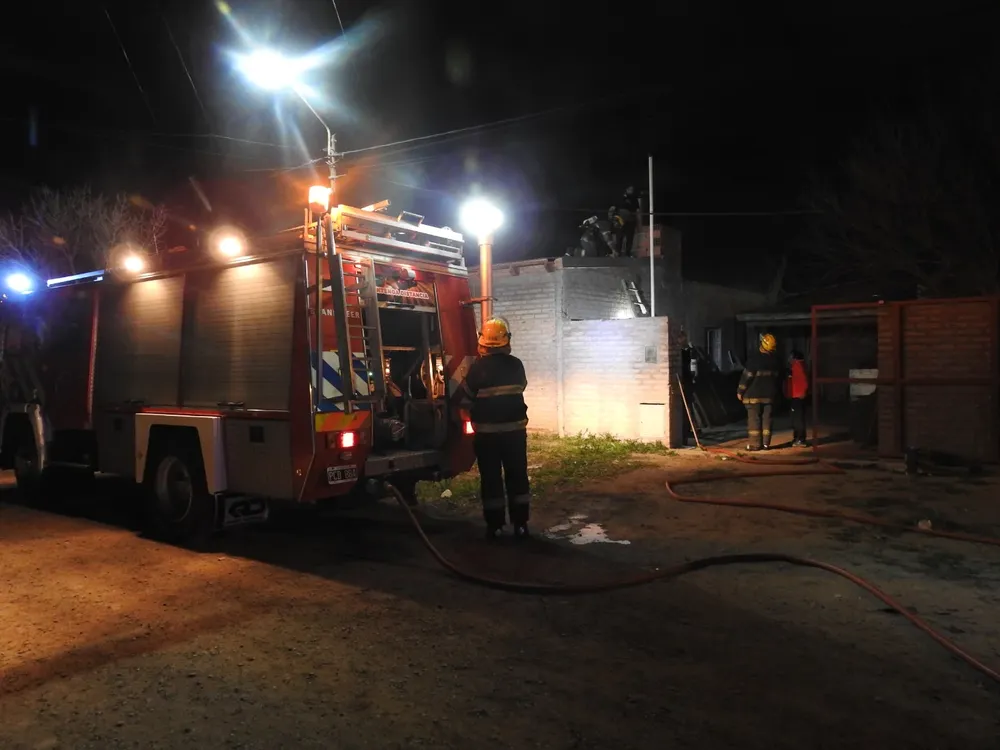 BOMBEROS PRINCIPIO DE INCENDIO VIVIENDA