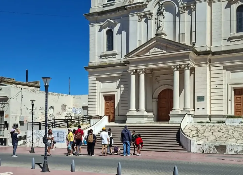 TURISTAS IGLESIA PARROQUIAL