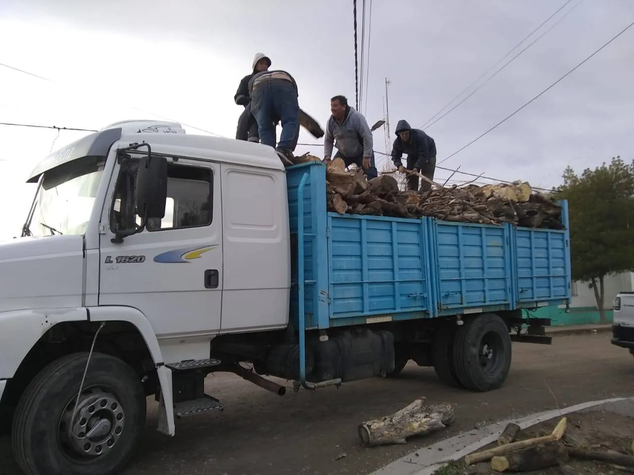 El Movimiento Evita y una iglesia evangélica continúan entregando leña