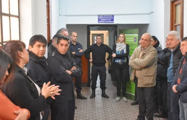 policia comunal un lote una vivienda