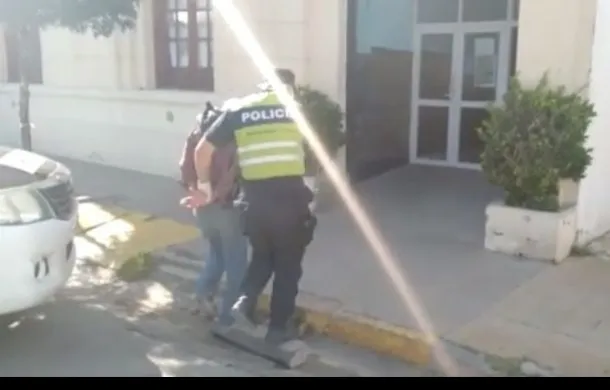 policia detenido