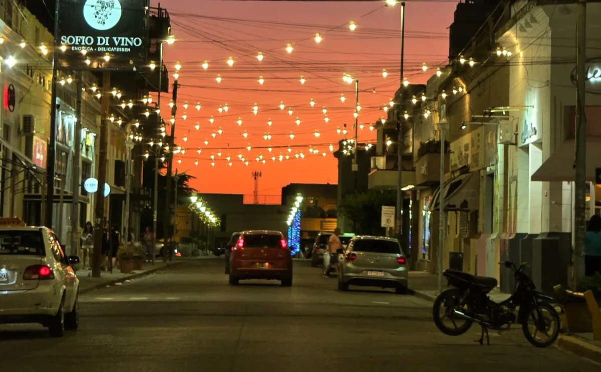 CALLE COMODORO RIVADAVIA, FIESTAS, GUIRNALDAS