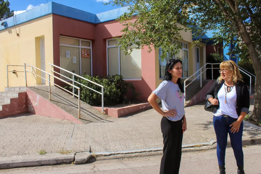 MARIEL CINIRELLA CON VECINOS